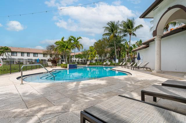 Recently Remodeled Townhome with King bed 15mins to beach