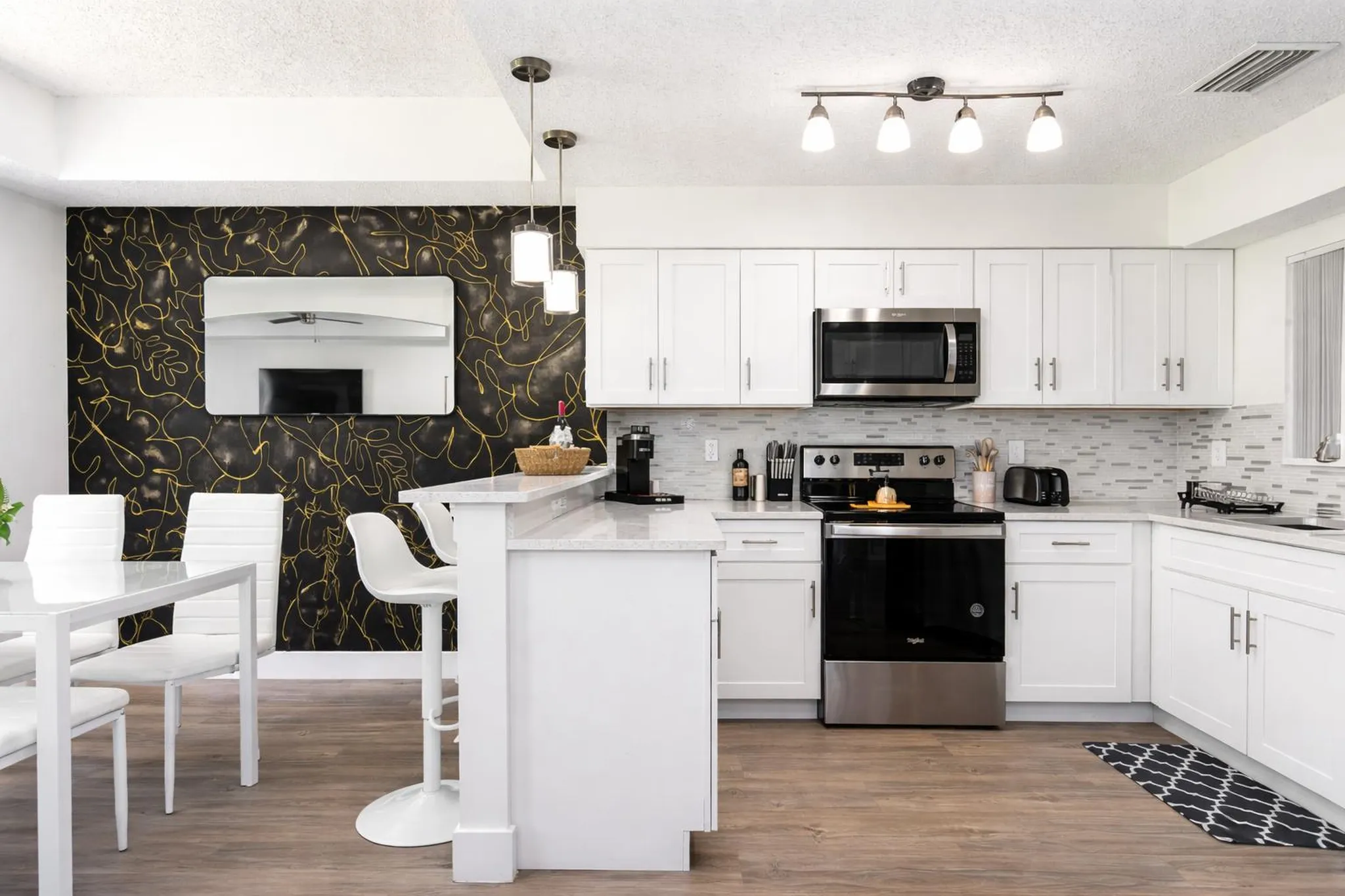 Recently Remodeled Townhome with King bed 15mins to beach