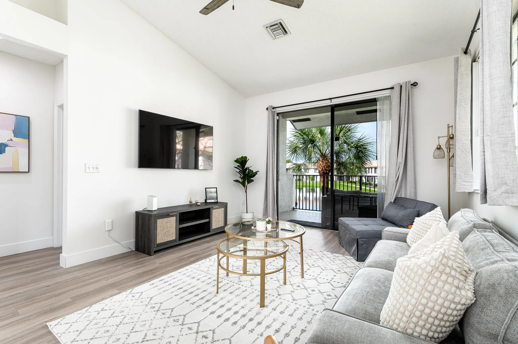 Delray Beach Haven: Serene Lakeview Getaway