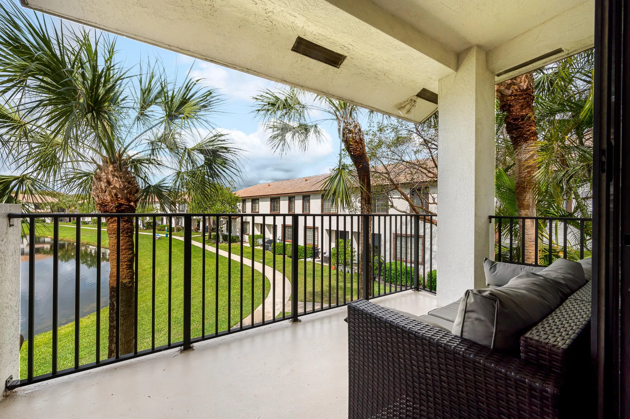 Delray Beach Haven: Serene Lakeview Getaway