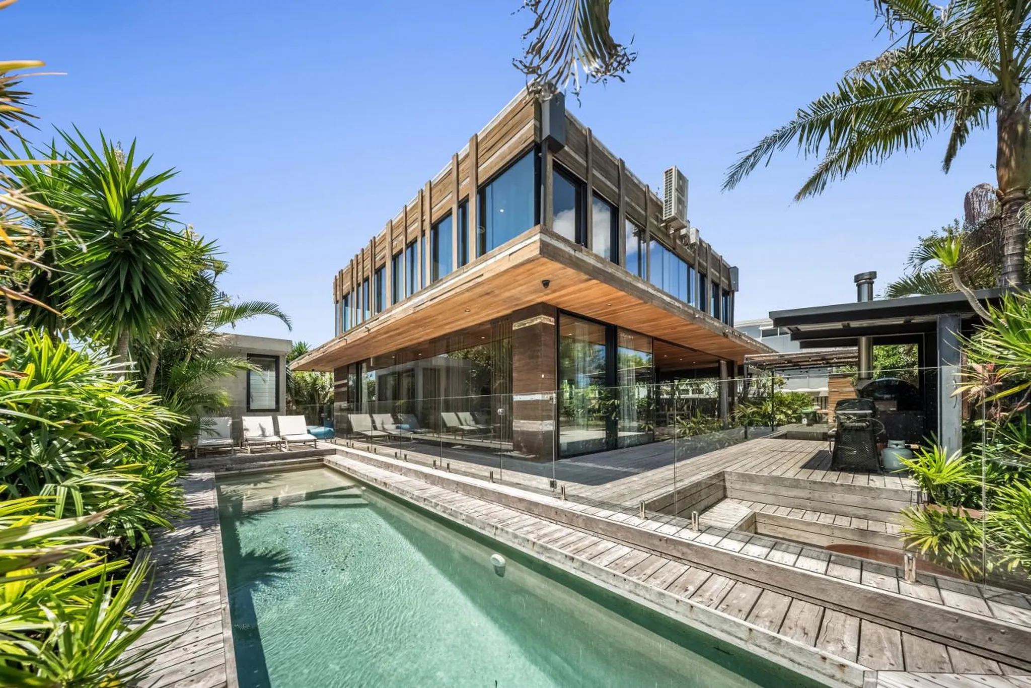 Beachbox - Walk to Beach w/ Pool