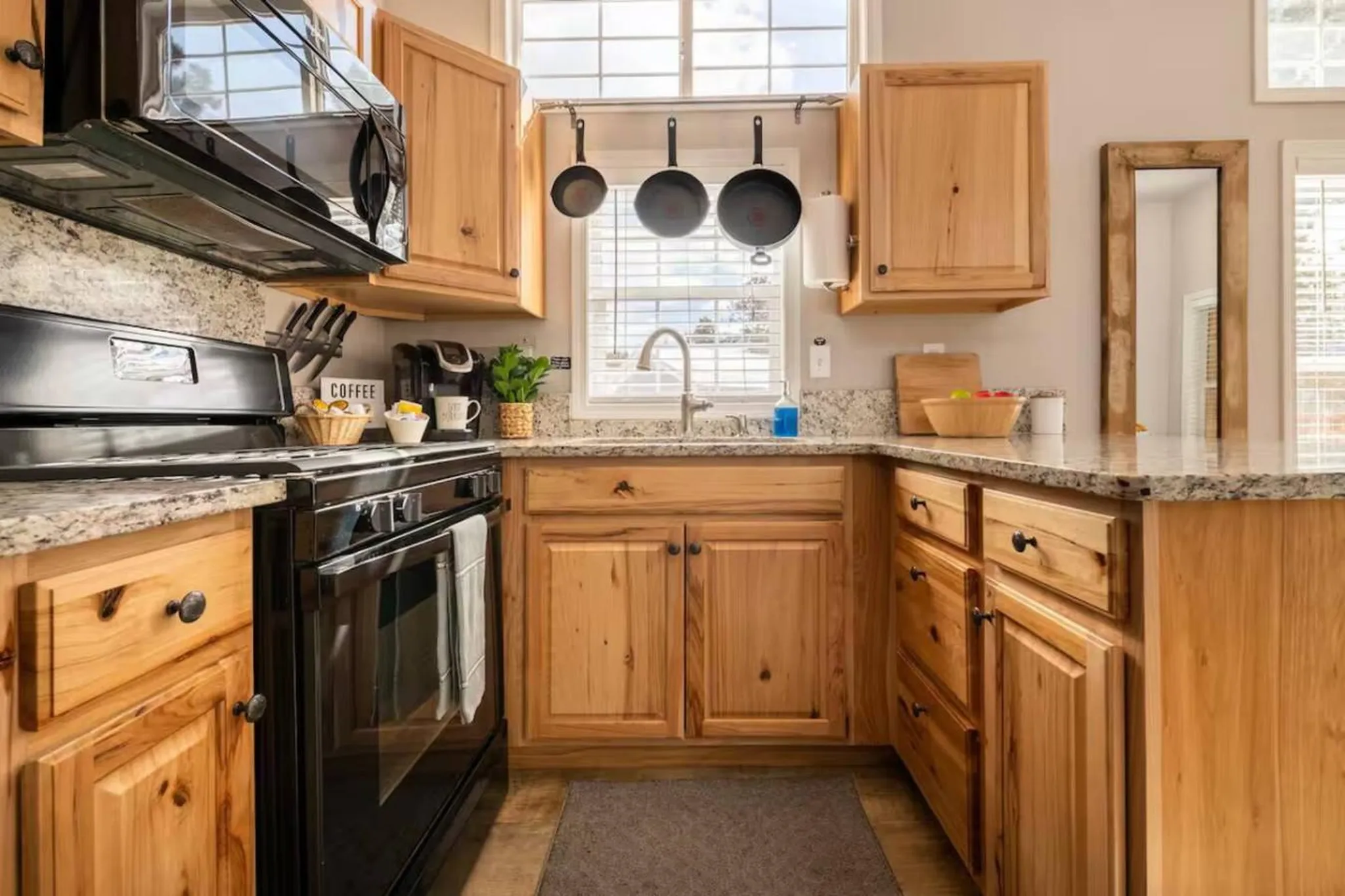 Sunny Tiny Haven | BBQ, Fresh Vibes & Peak Views