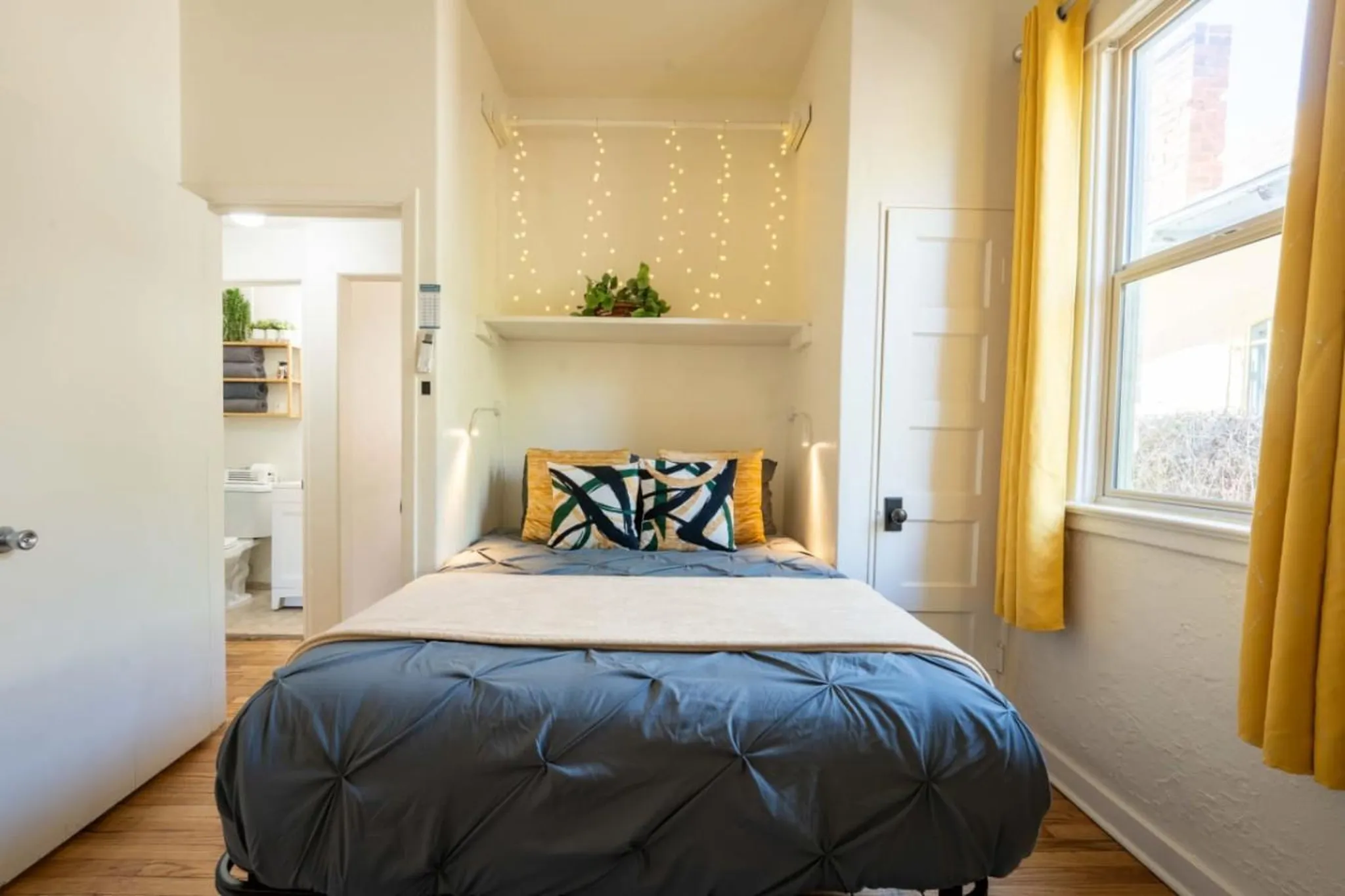 Light 1BR by UofA · Office · Back garden · Pets ok