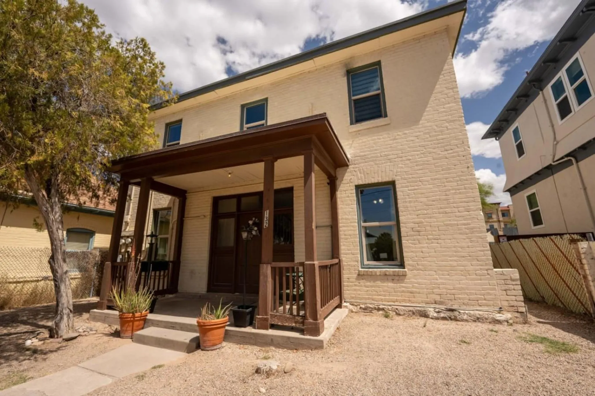 Light 1BR by UofA · Office · Back garden · Pets ok