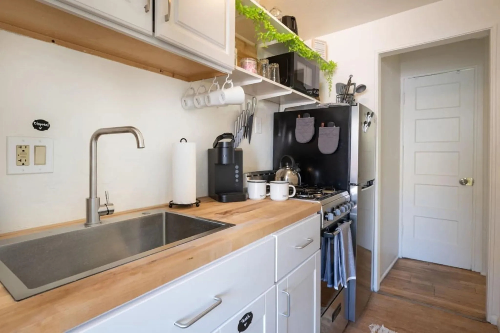 Light 1BR by UofA · Office · Back garden · Pets ok