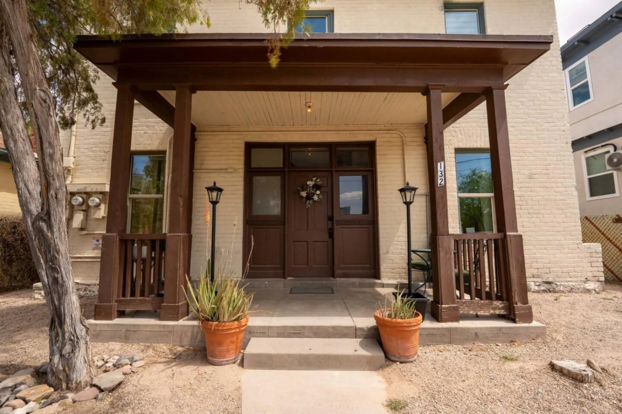 Light 1BR by UofA · Office · Back garden · Pets ok