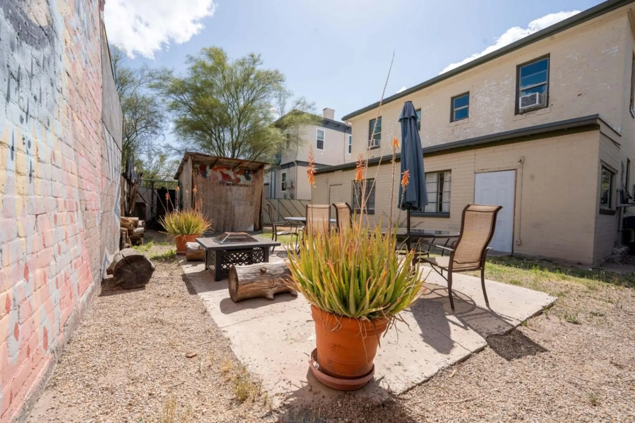 Light 1BR by UofA · Office · Back garden · Pets ok