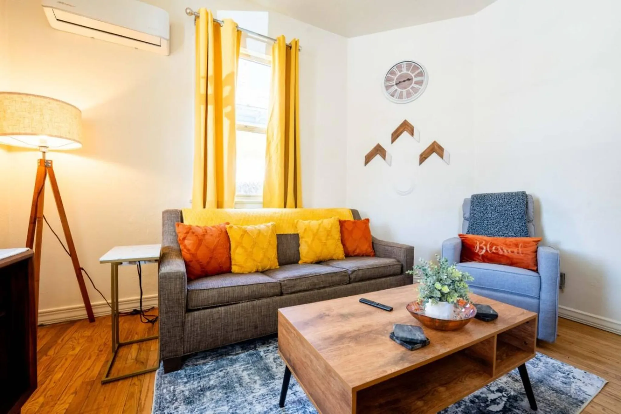 Light 1BR by UofA · Office · Back garden · Pets ok