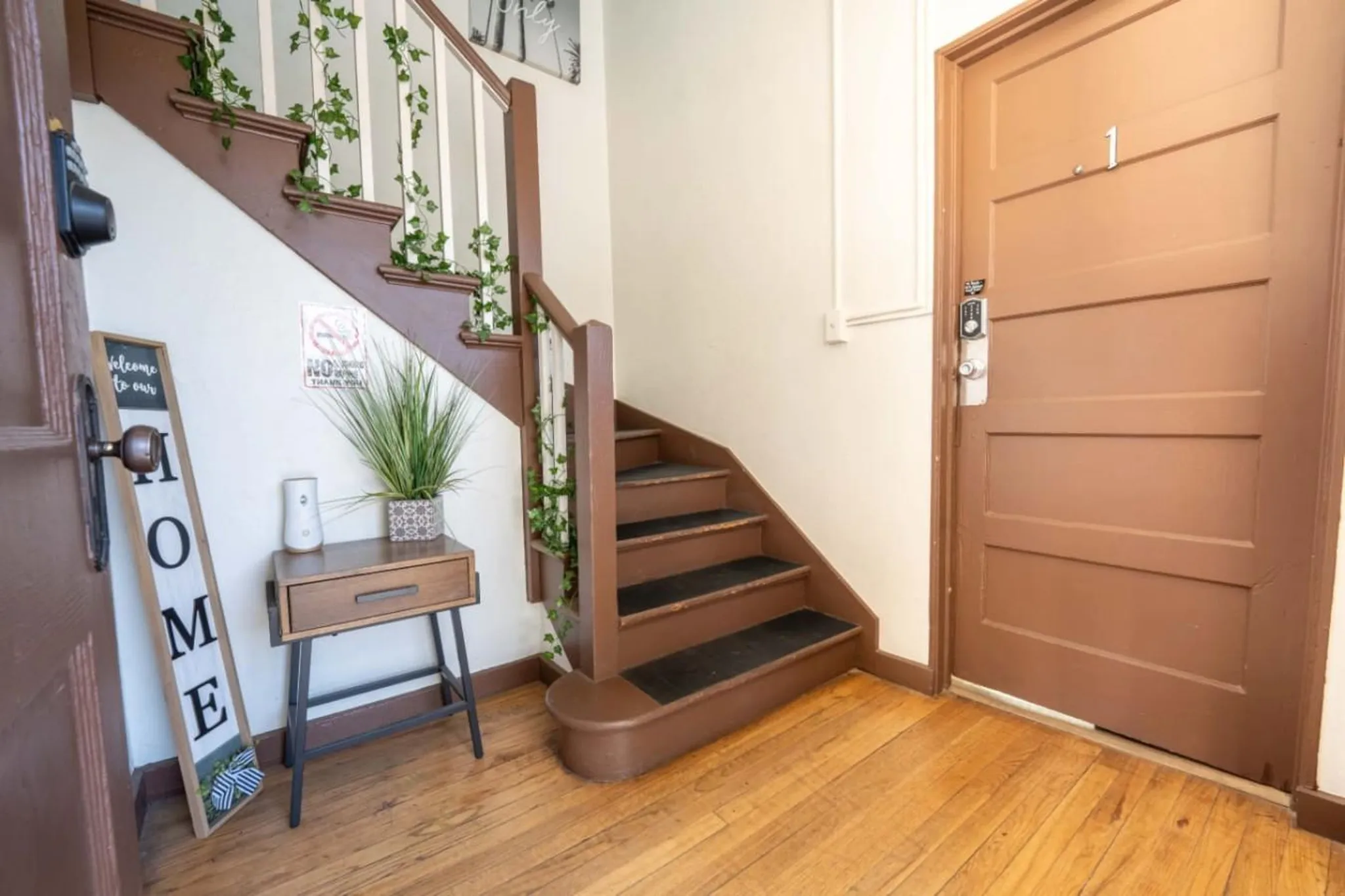 Light 1BR by UofA · Office · Back garden · Pets ok