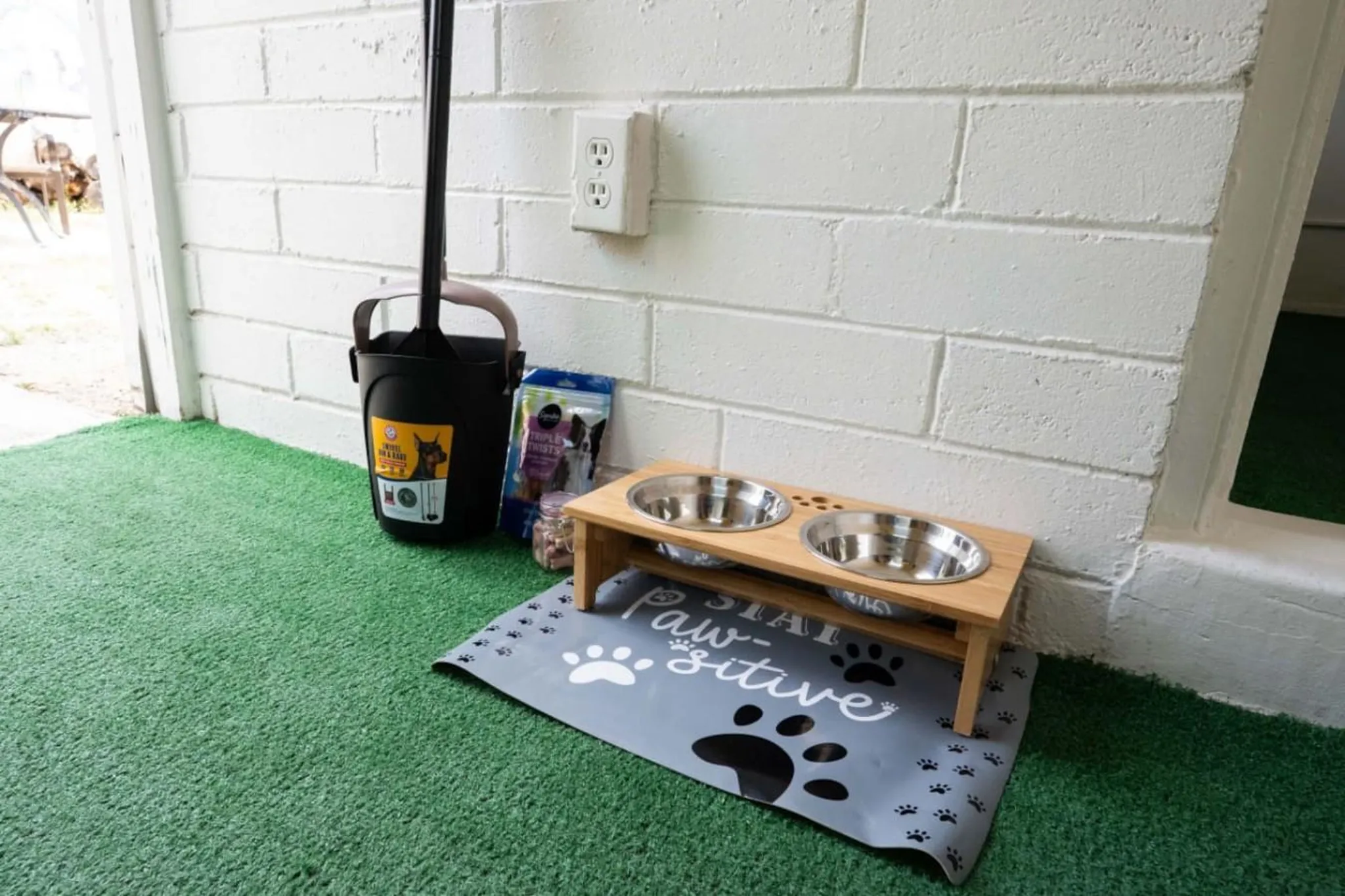 Light 1BR by UofA · Office · Back garden · Pets ok