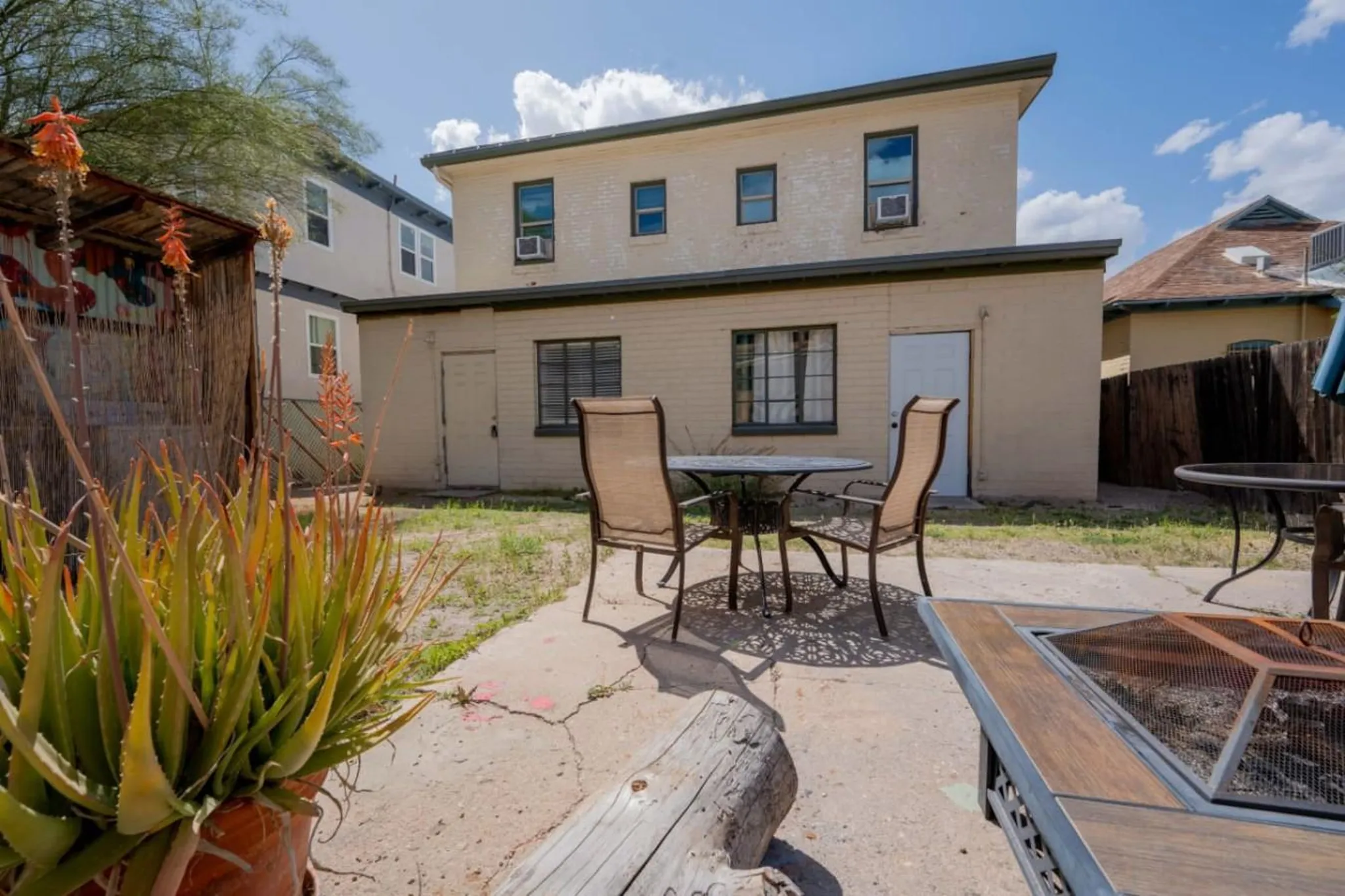 Light 1BR by UofA · Office · Back garden · Pets ok
