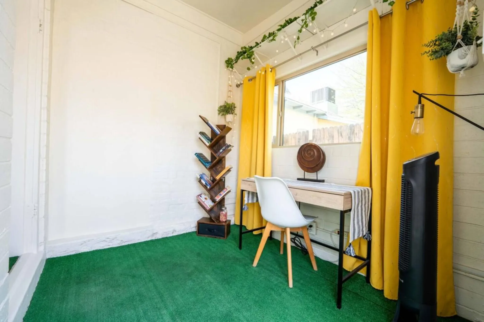 Light 1BR by UofA · Office · Back garden · Pets ok
