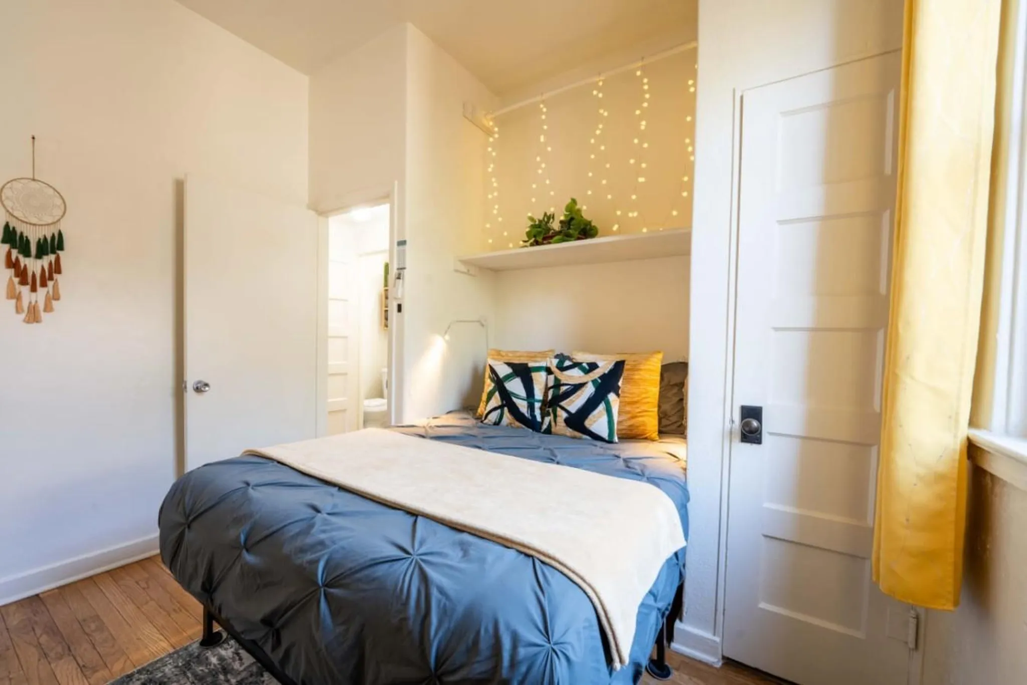 Light 1BR by UofA · Office · Back garden · Pets ok