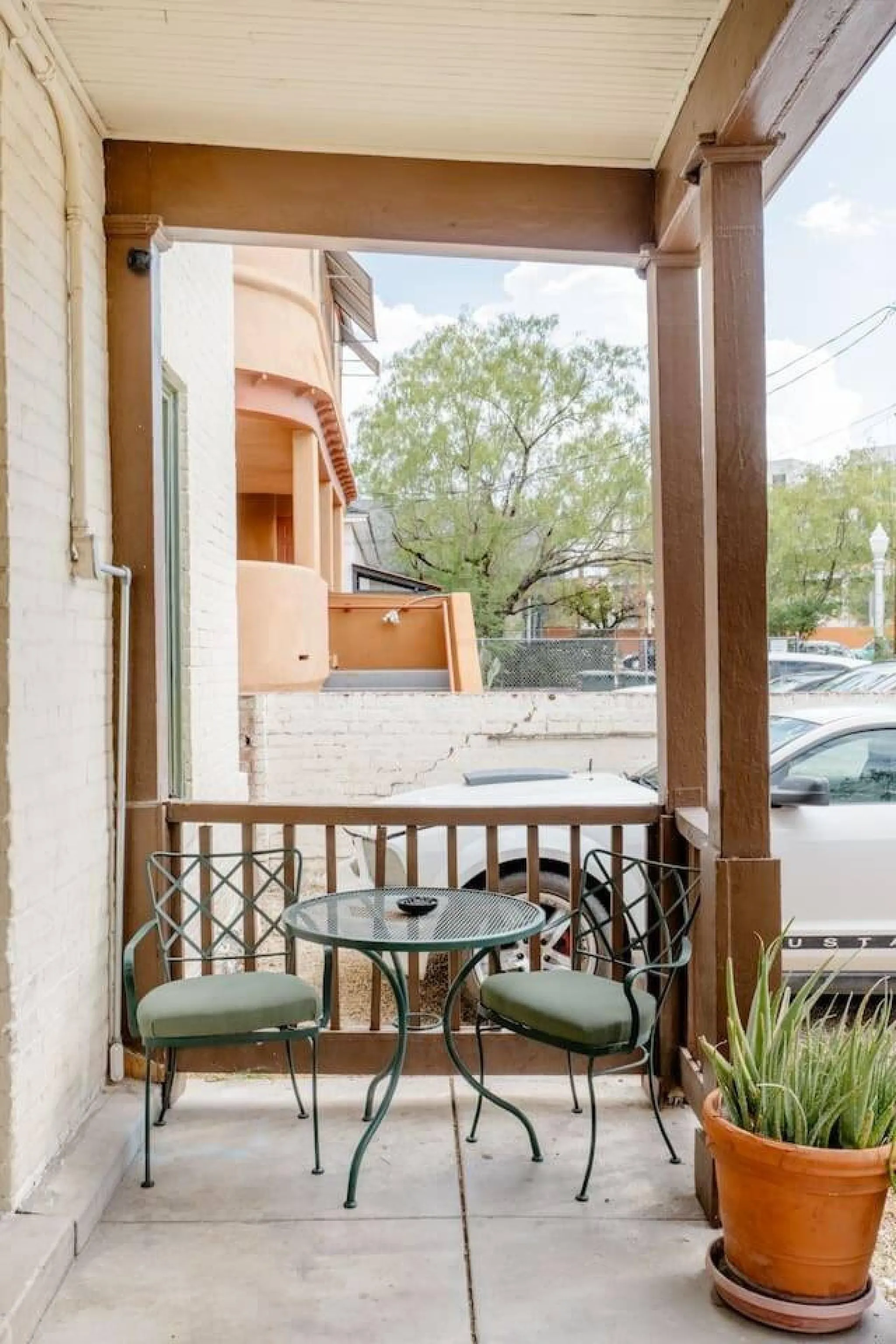Light 1BR by UofA · Office · Back garden · Pets ok