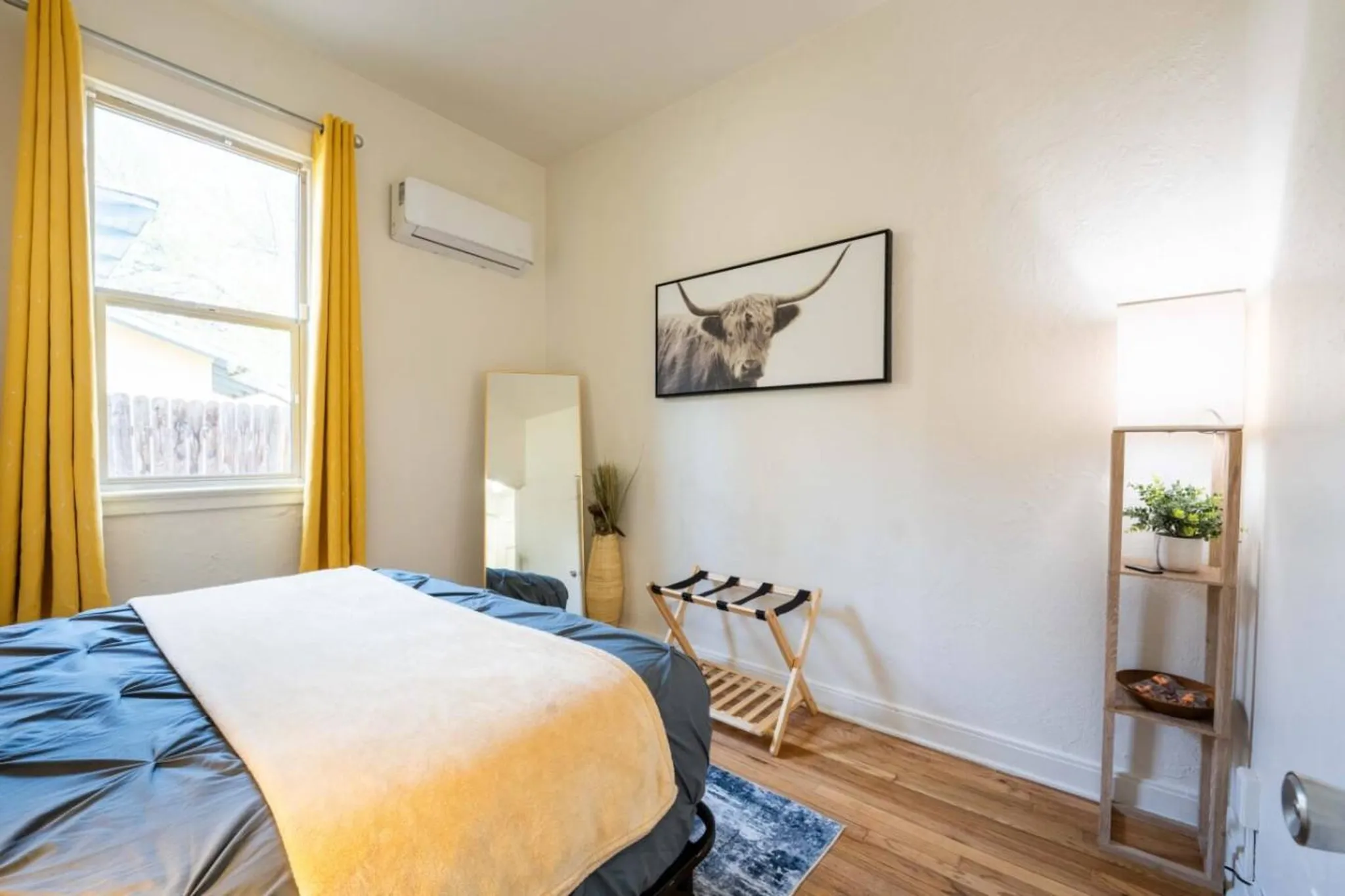 Light 1BR by UofA · Office · Back garden · Pets ok