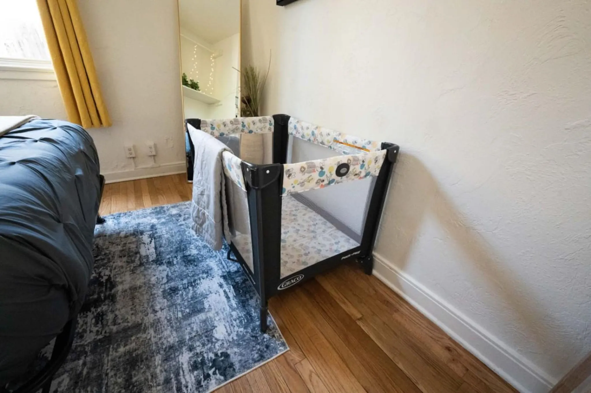 Light 1BR by UofA · Office · Back garden · Pets ok