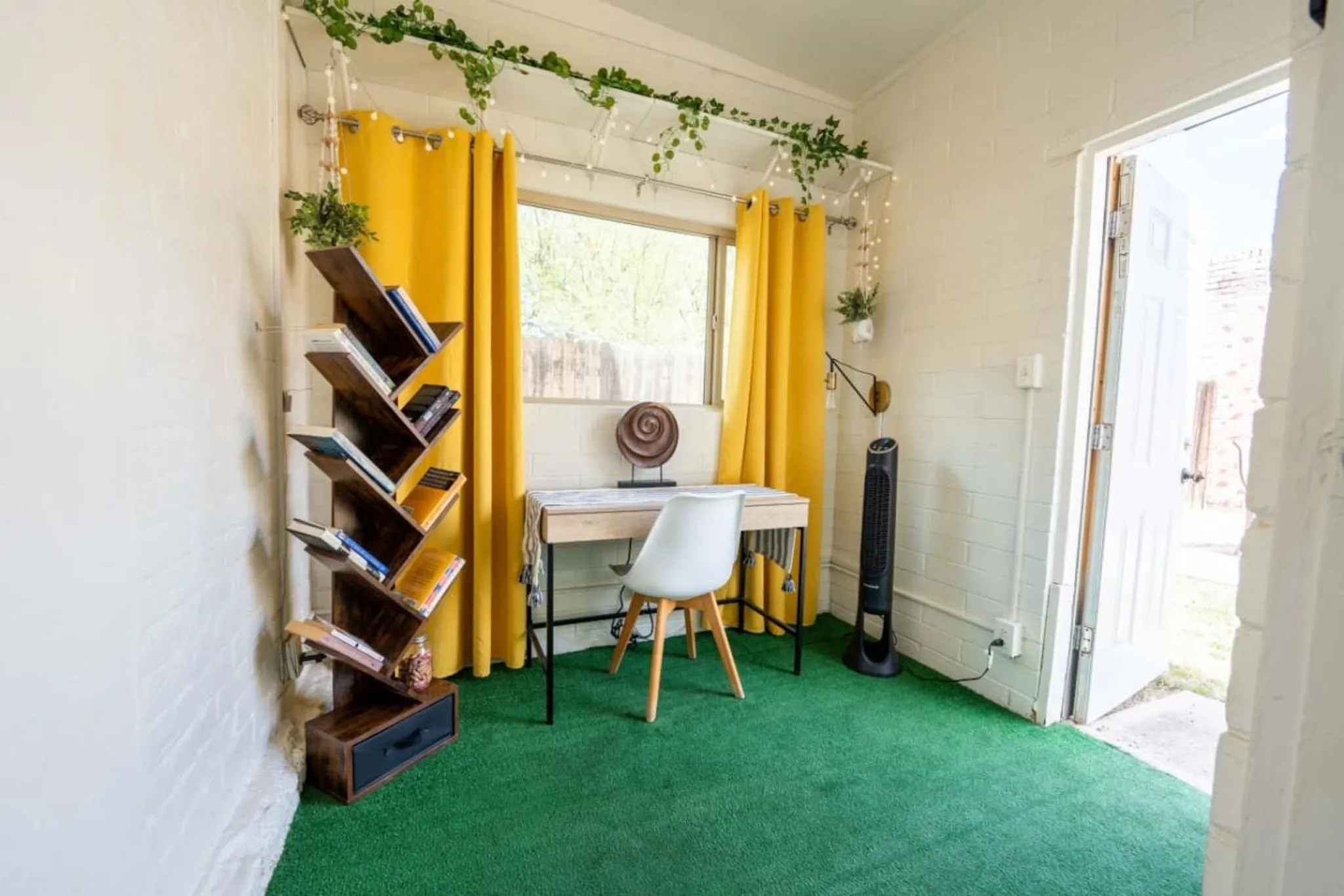 Light 1BR by UofA · Office · Back garden · Pets ok