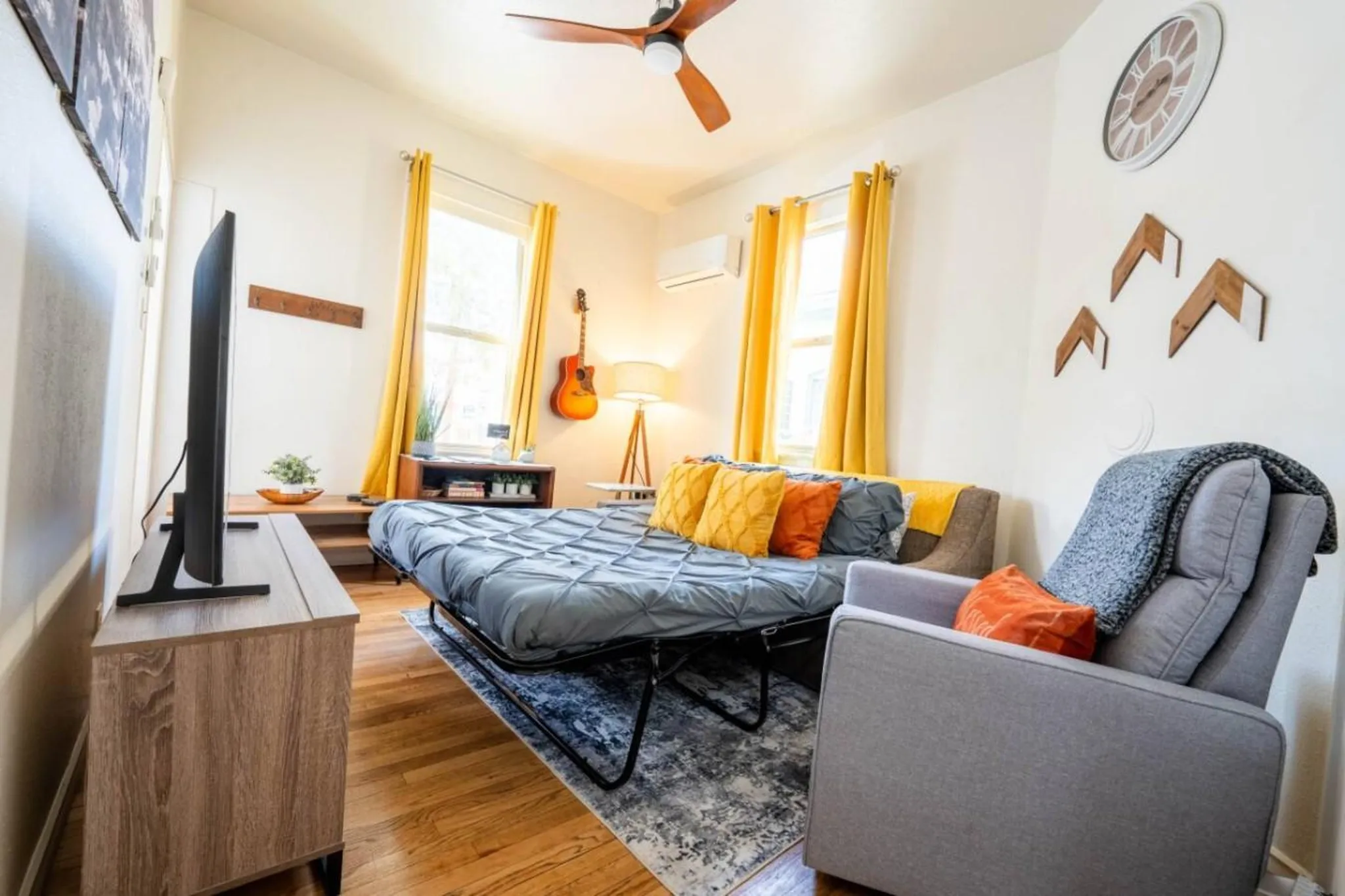 Light 1BR by UofA · Office · Back garden · Pets ok