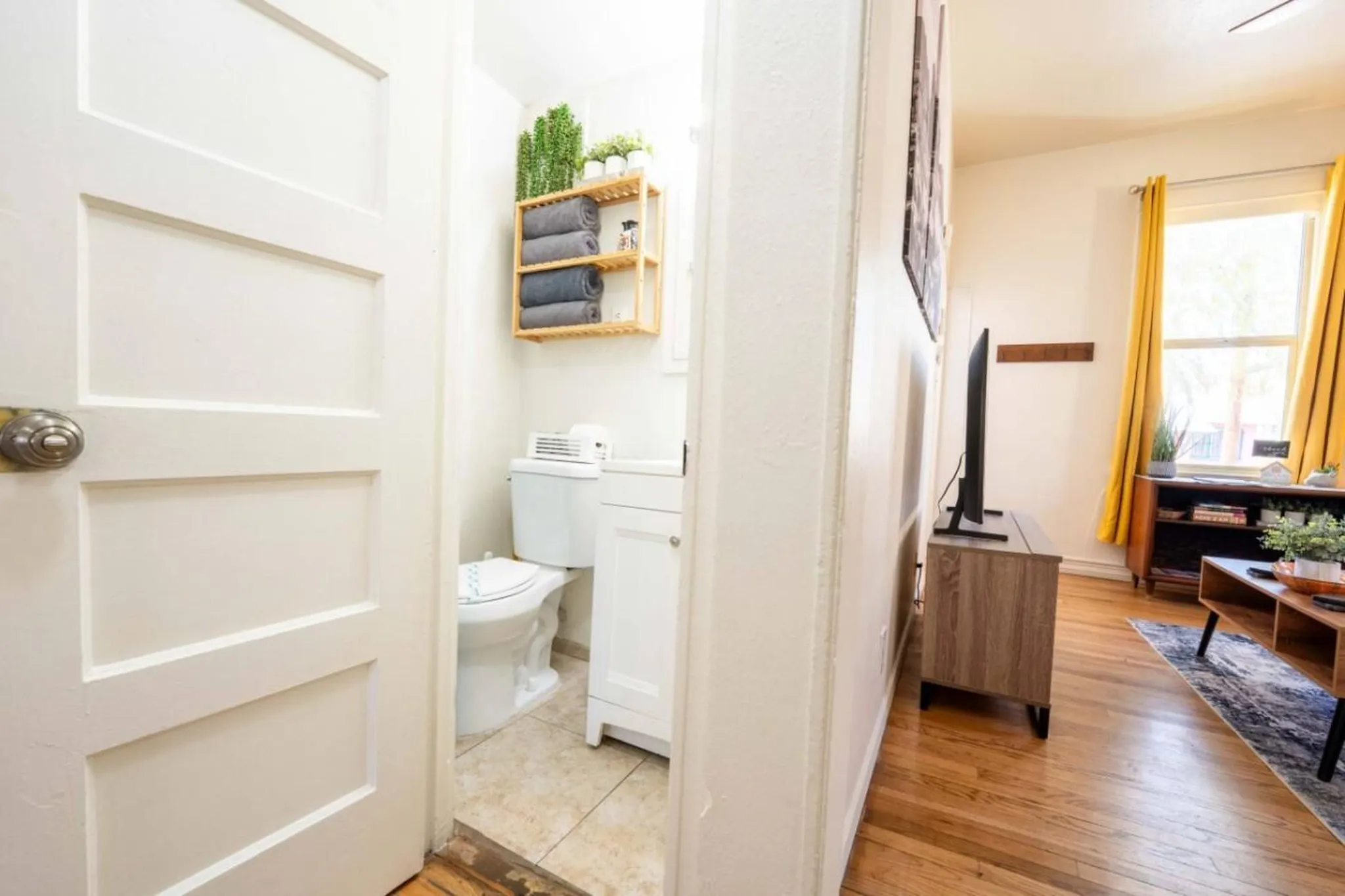 Light 1BR by UofA · Office · Back garden · Pets ok