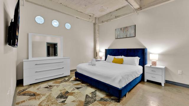Spacious Downtown Loft | Free Breakfast & Pool