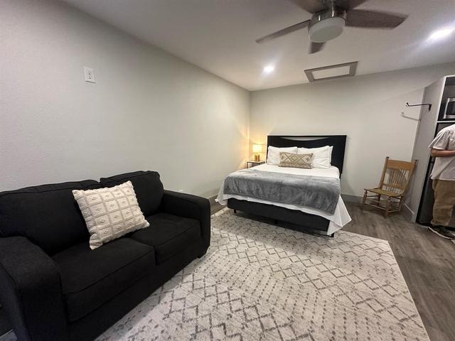 Carriage House - Modern Downtown Studio