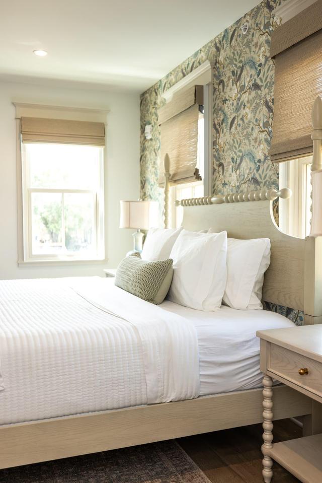 01 Fountain of Youth Room / King Bed & Kitchen