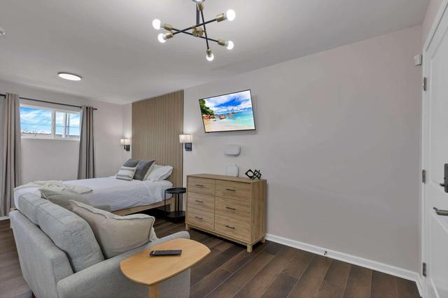 Modern Studio Luxury finishes Steps to Downtown