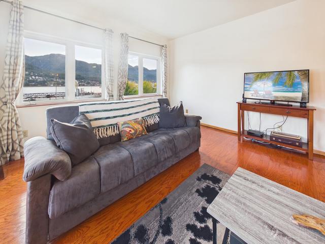 Downtown 1BR Apt Across From the Dock