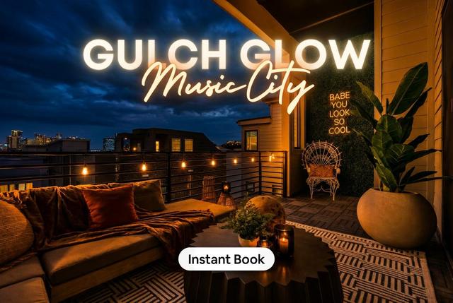Neon balcony house - sleeps 12 near Broadway