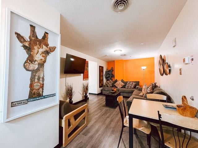 2BR 2BA Downtown Apt | 55" TV | 6 Beds