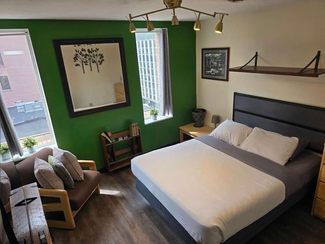 Downtown Apt | Queen Bed + 60” Smart TV