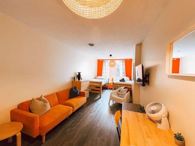 Modern 1BR Downtown Apartment | Sofa Bed + 2 Singl