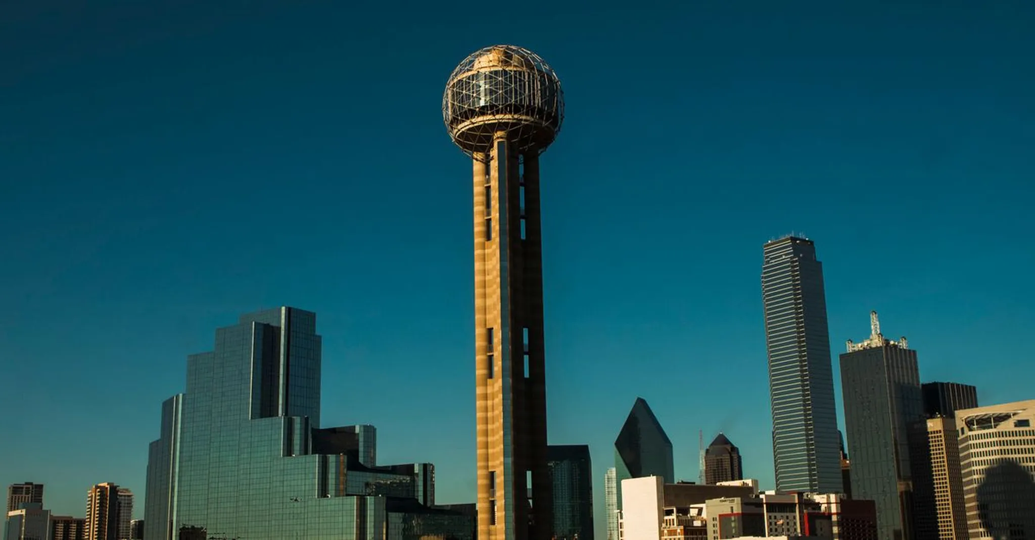 Fall in Dallas 2026: Crisp-Weather Patios, Trails, and Downtown Stays