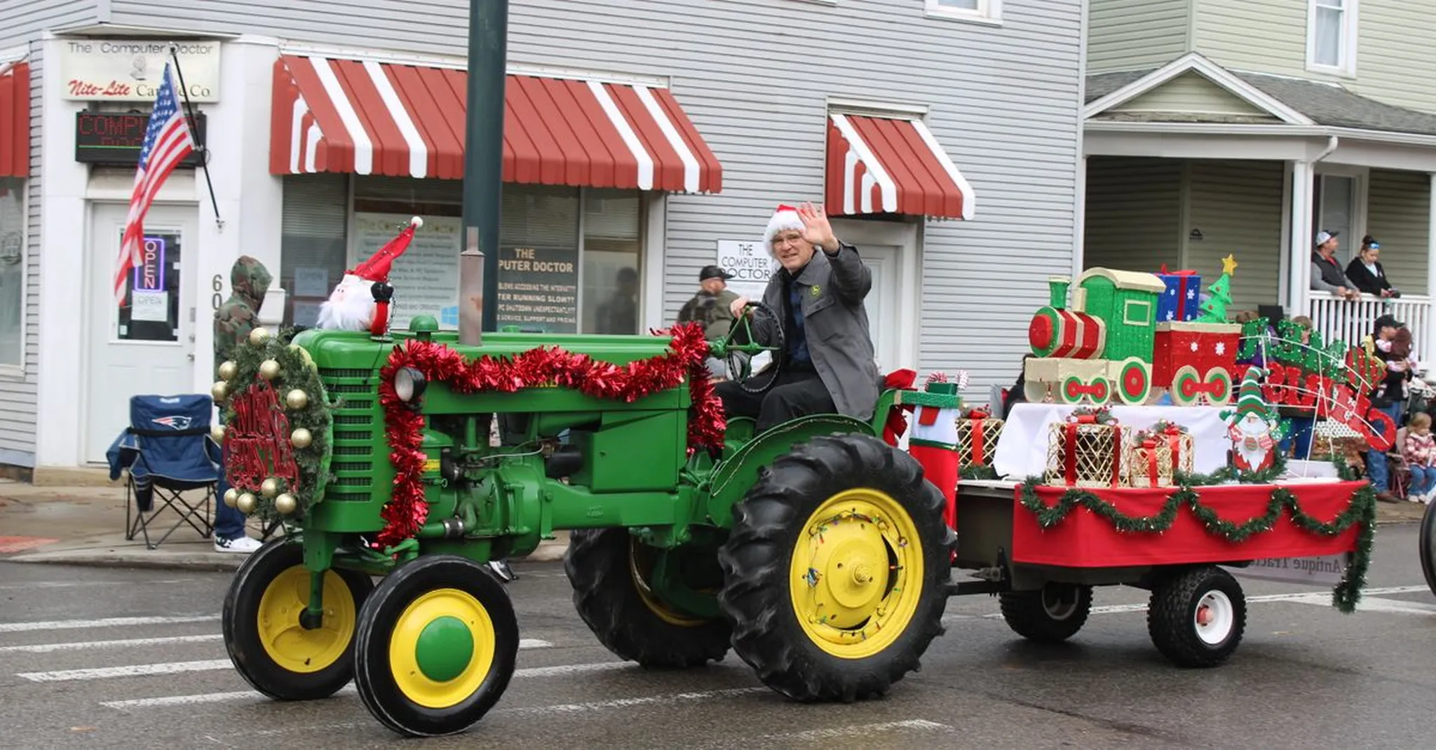 Christmas in Downtown Mineola 2026: Small-Town Parade, Shopping & Cabin Stays