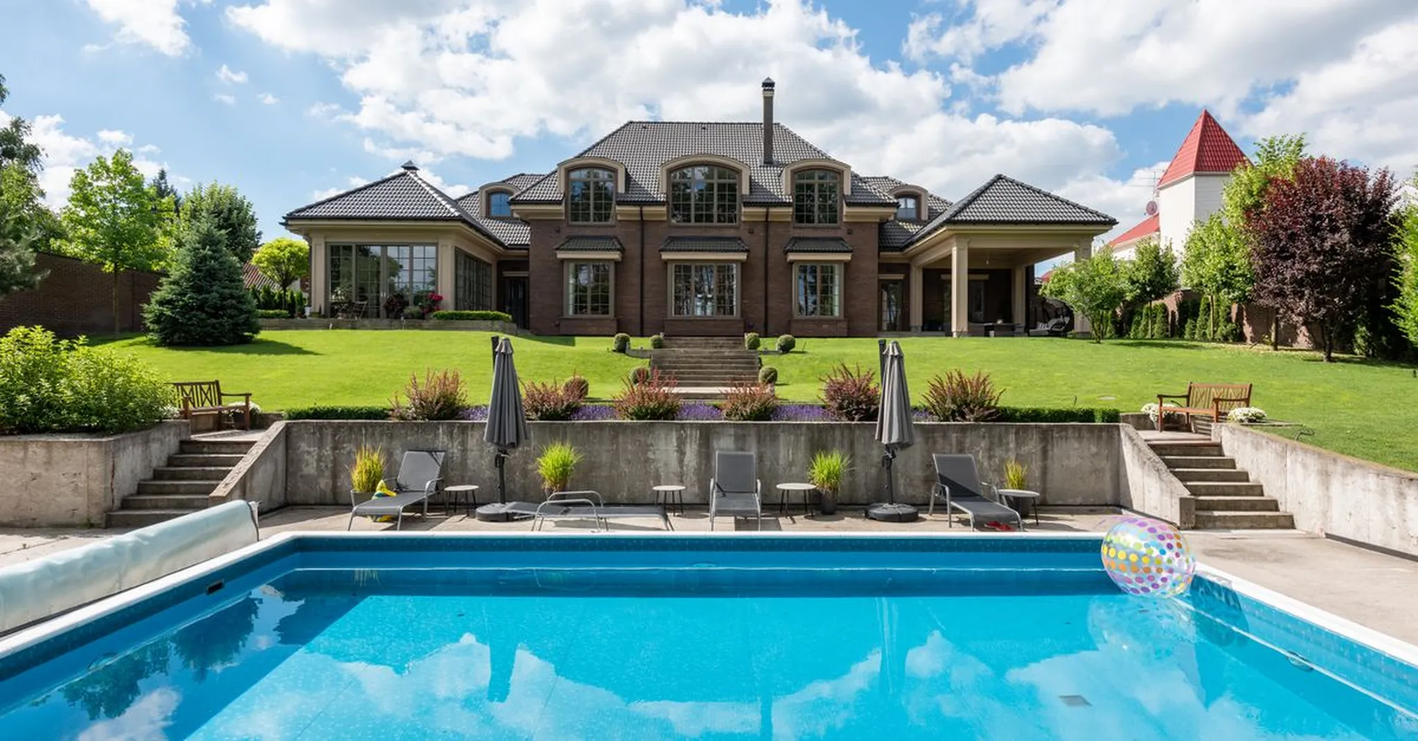Chicago Rentals with Private Pool Access: Summer 2026 Swim Guide