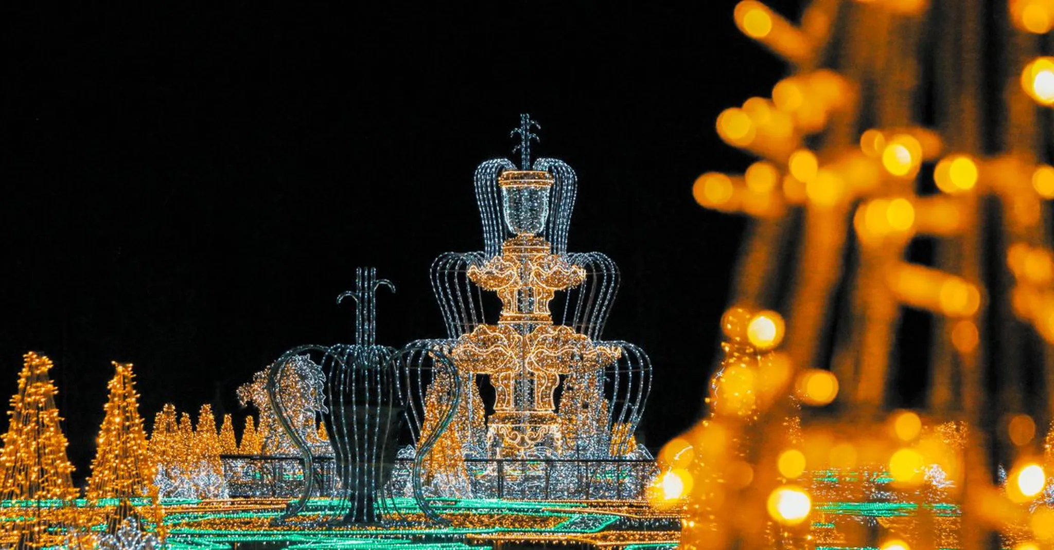 Christmas at Branson Landing 2026: Tree Lighting, Fountain Shows & Shopping