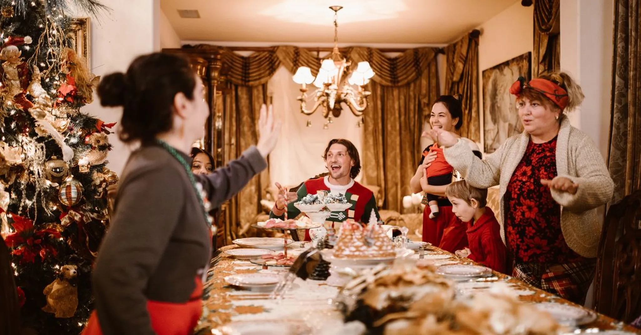 Dolly Parton's Stampede Christmas 2026: Branson Dinner Show Guide & Where to Stay