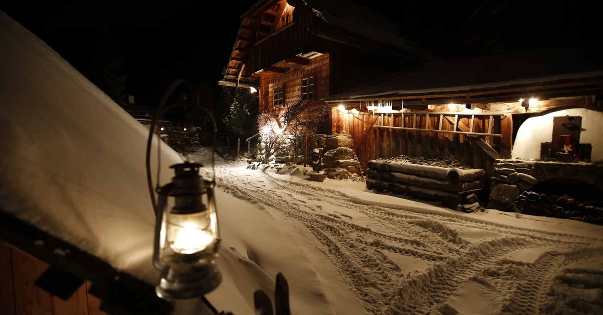 Lux Cabins in South Lake Tahoe: Hot Tubs, Smart Locks & Group Space