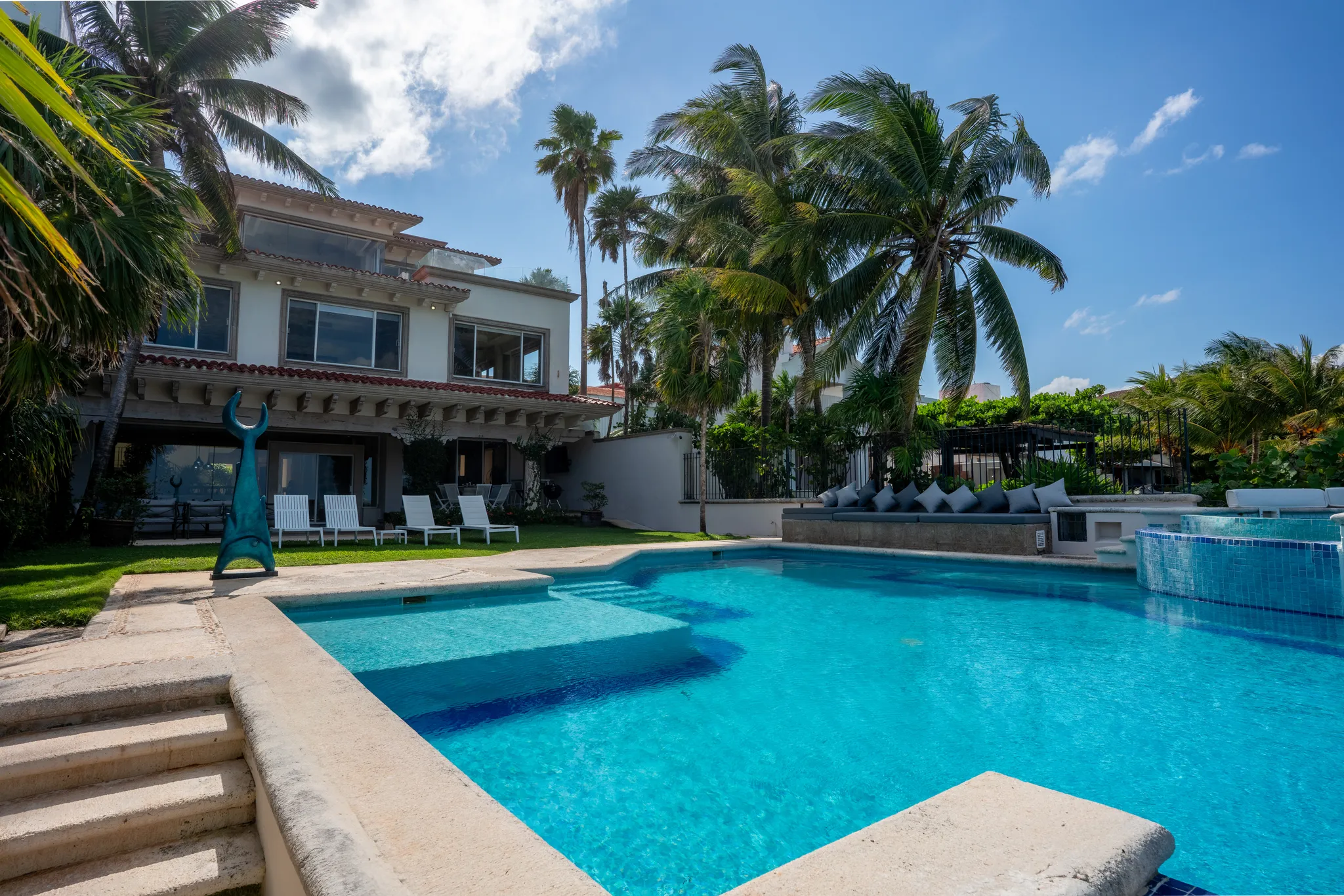 Cancún Pride 2026: Best Beachfront Villas for LGBTQ+ Travelers This June