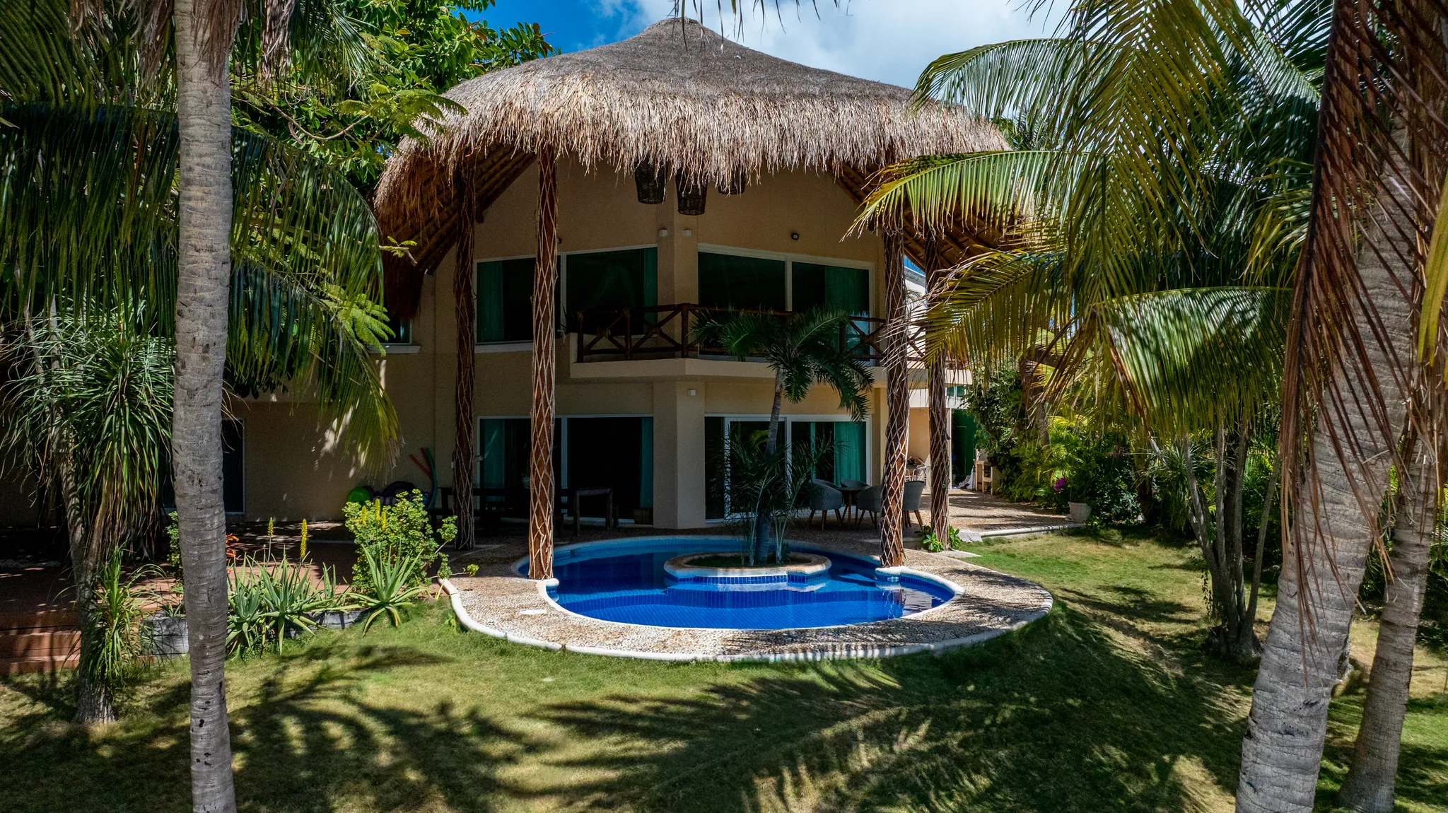 Isla Mujeres Villa Rentals 2026: Beachfront Stays Near Dolphin Discovery