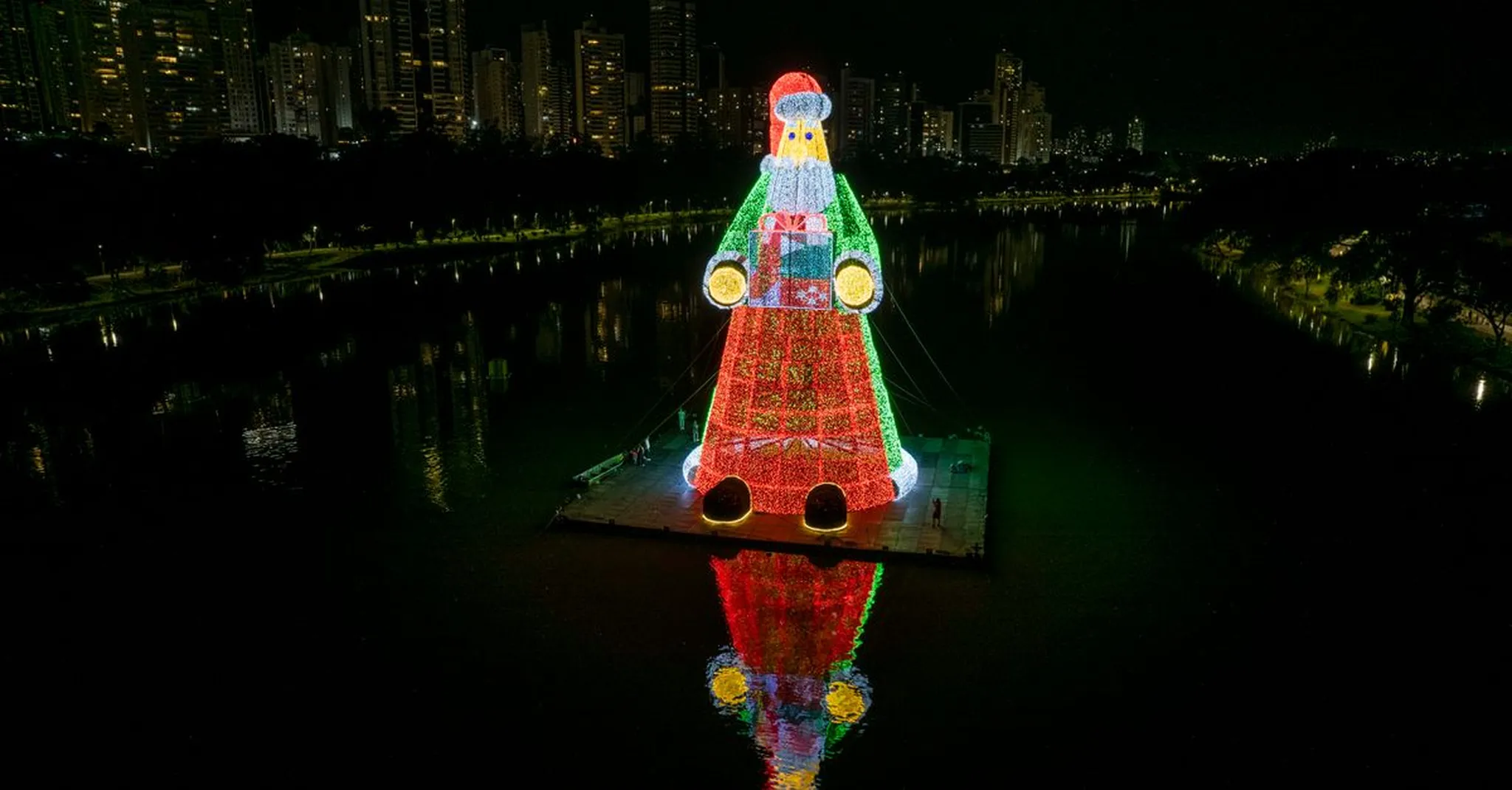 Geelong Floating Christmas Tree 2026: Waterfront Lights, Carols and Stays