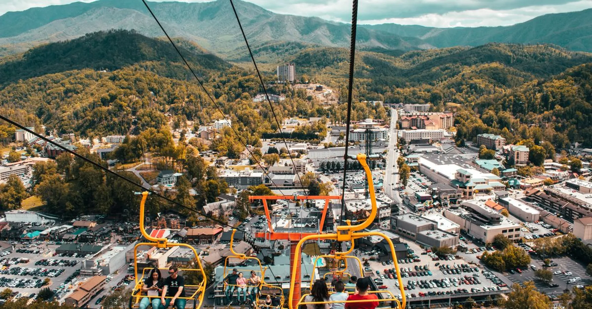 Large Cabins for Family Reunions in the Smokies: Sleep 15+ in 2026