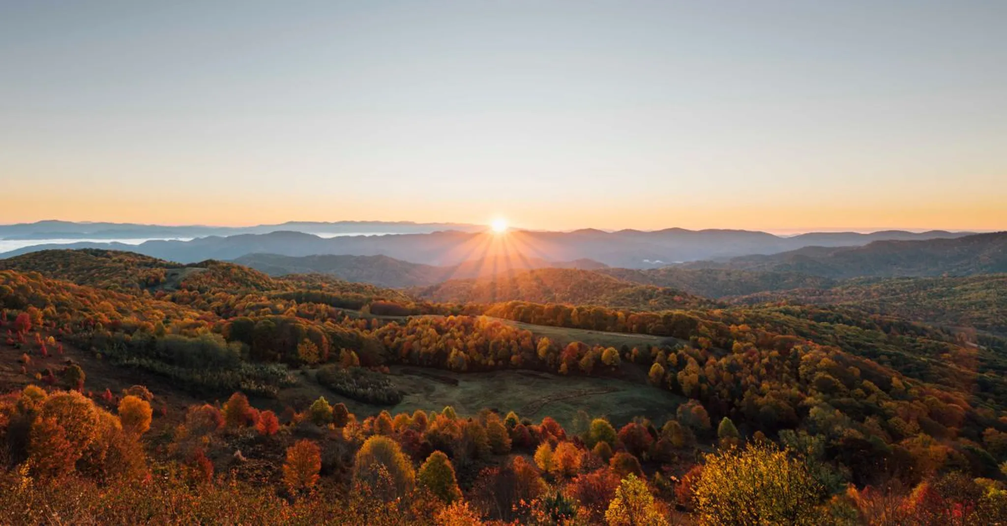 Fall Foliage in the Smoky Mountains 2026: Scenic Drives, Peak Dates & Cabins