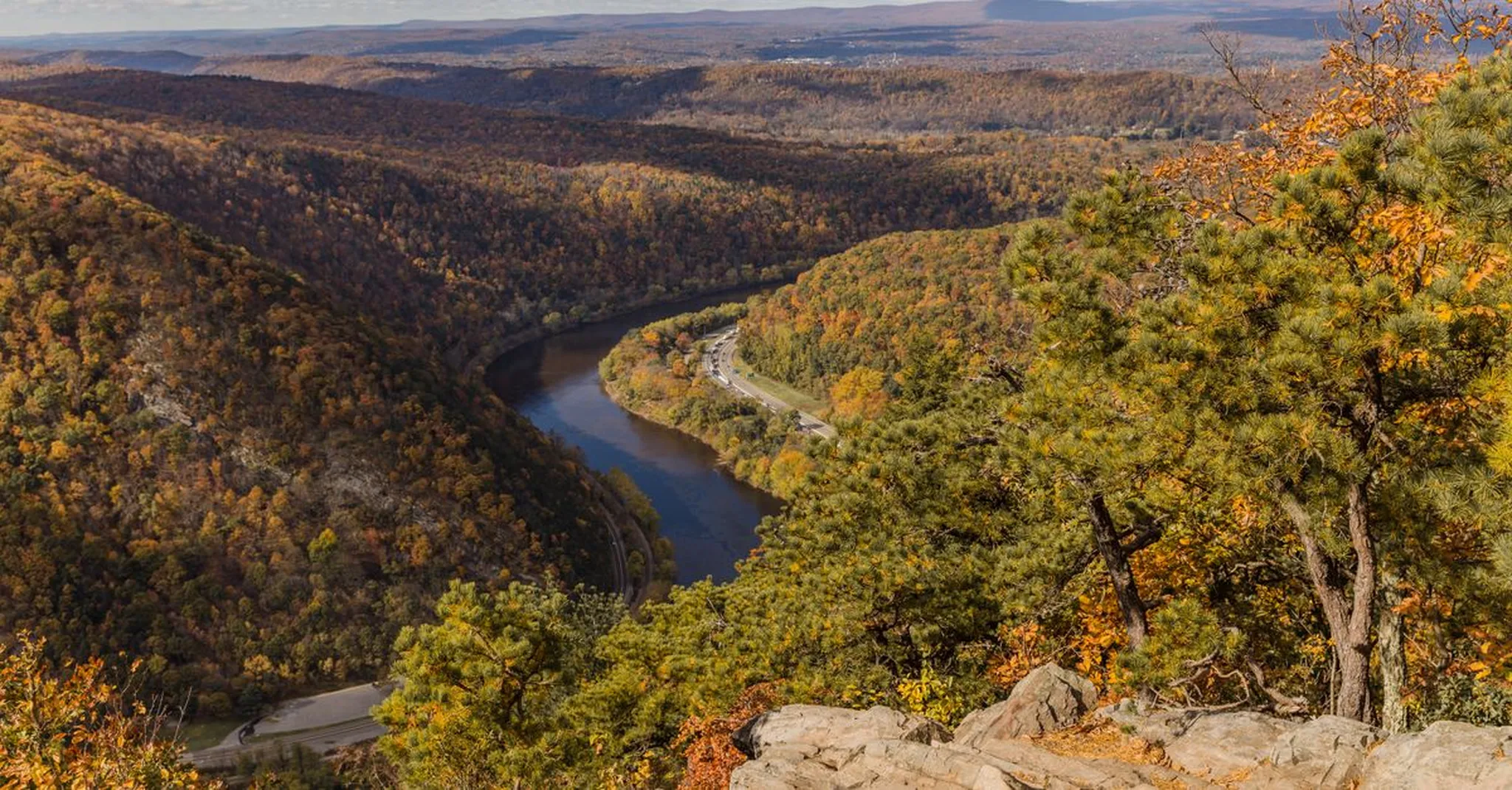 Fall Foliage Season 2026 Near Pittsburgh: Scenic Drives and Downtown Stays