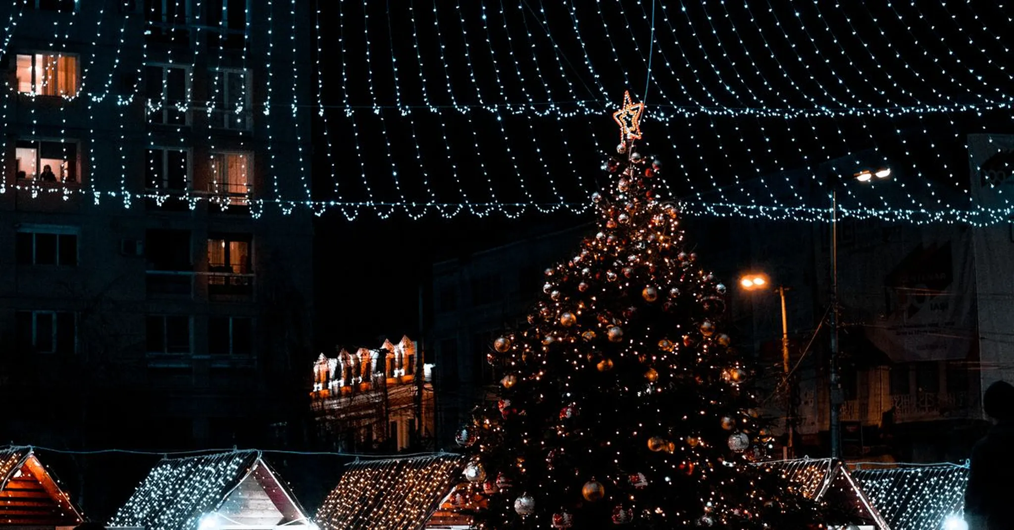 Peoples Gas Holiday Market 2026: Market Square Shopping Guide and Downtown Stays