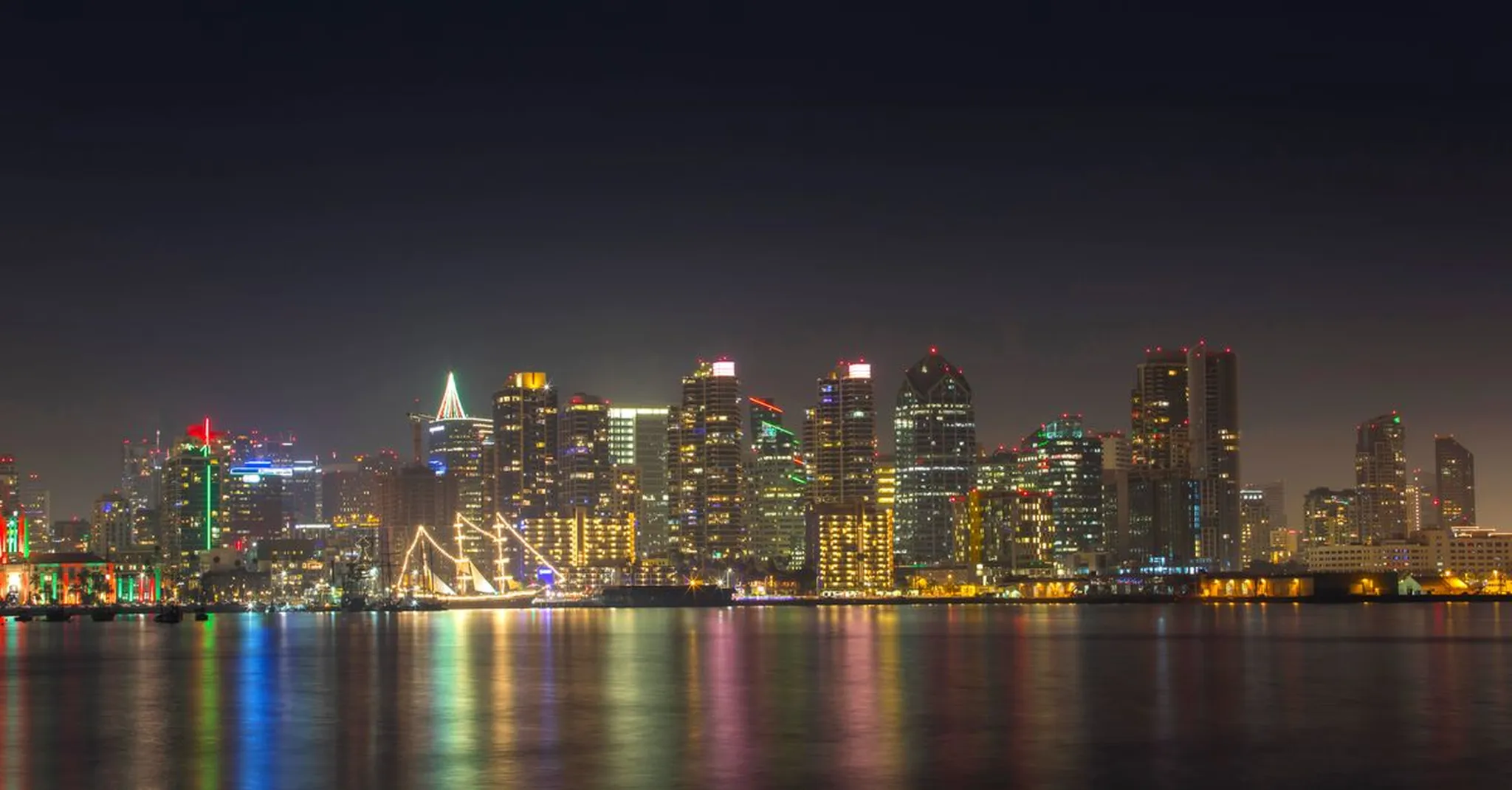 San Diego Bay Parade of Lights 2026: Where to Stay Near the Waterfront
