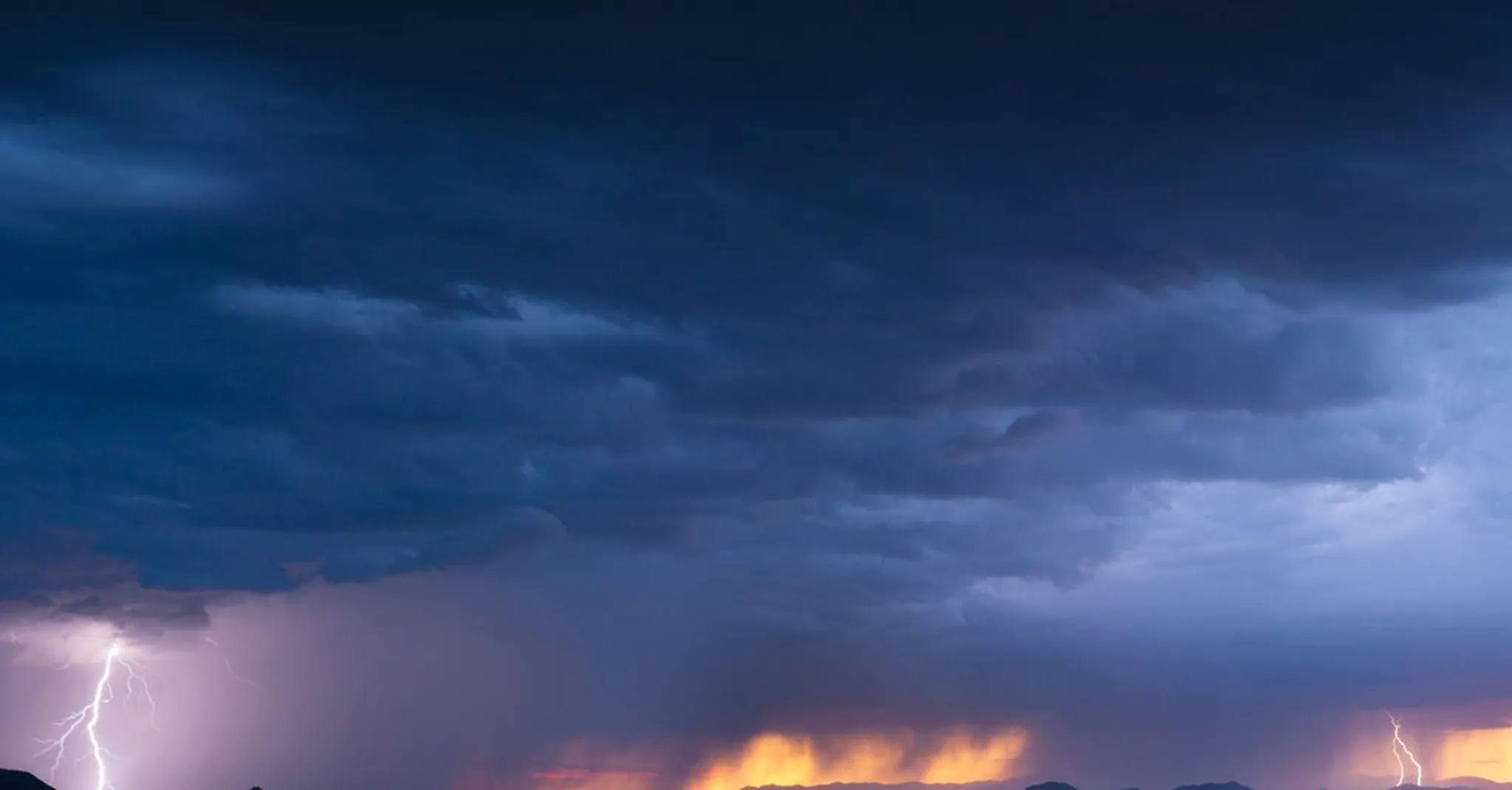 Tucson Monsoon Season 2026: Storm Chasing & Desert Stays July-August