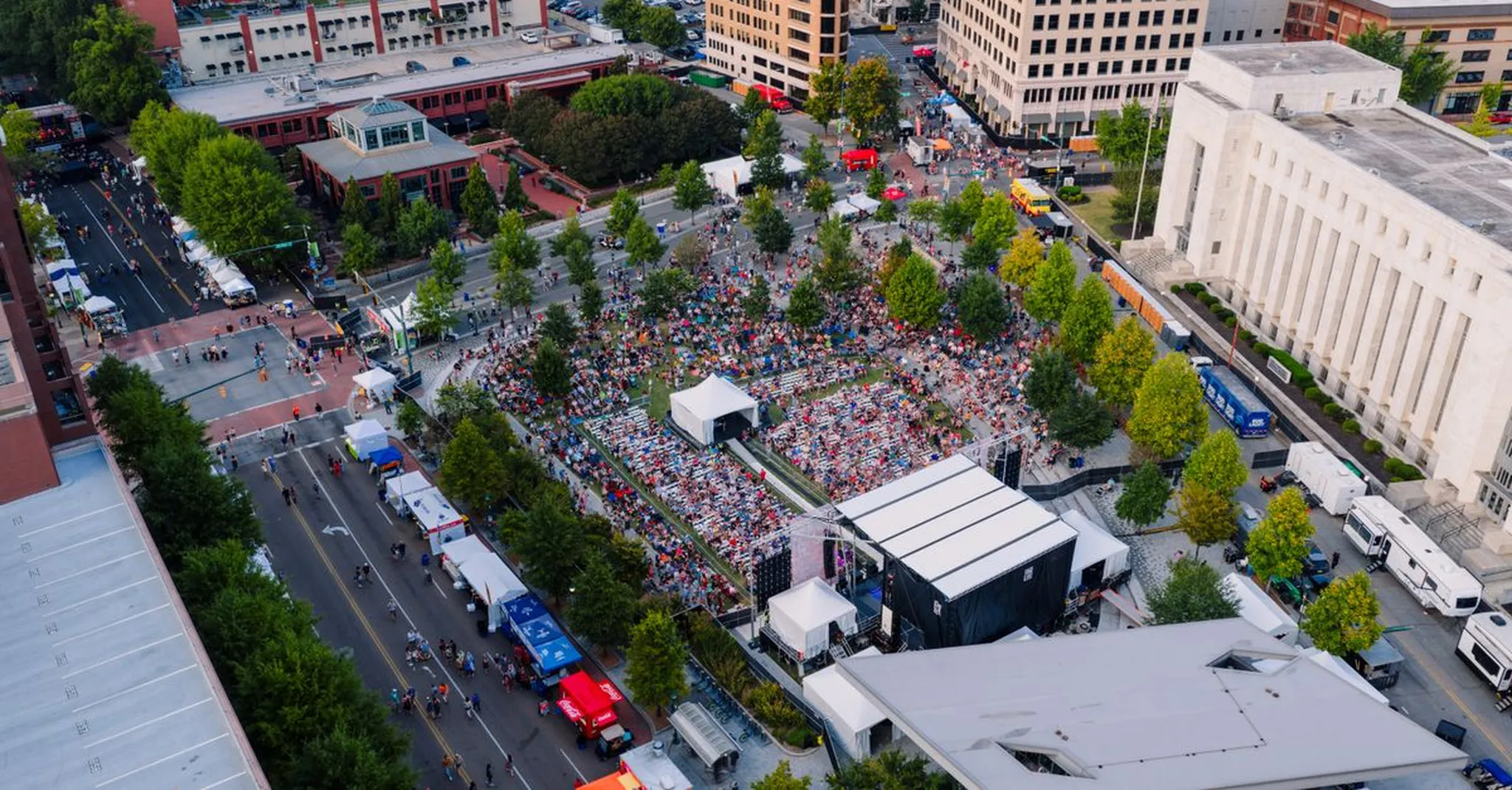 CMA Fest 2026 in Nashville: Concert Guide & Where to Stay Downtown