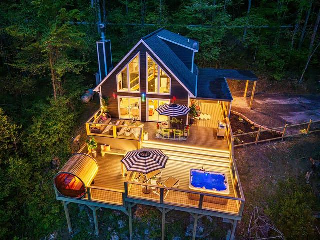 A-Frame+Hot Tub+Sauna+Views by 5 Seasons Homestays