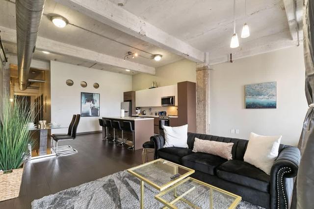 Downtown 2BR Loft • Pool, Breakfast & Valet